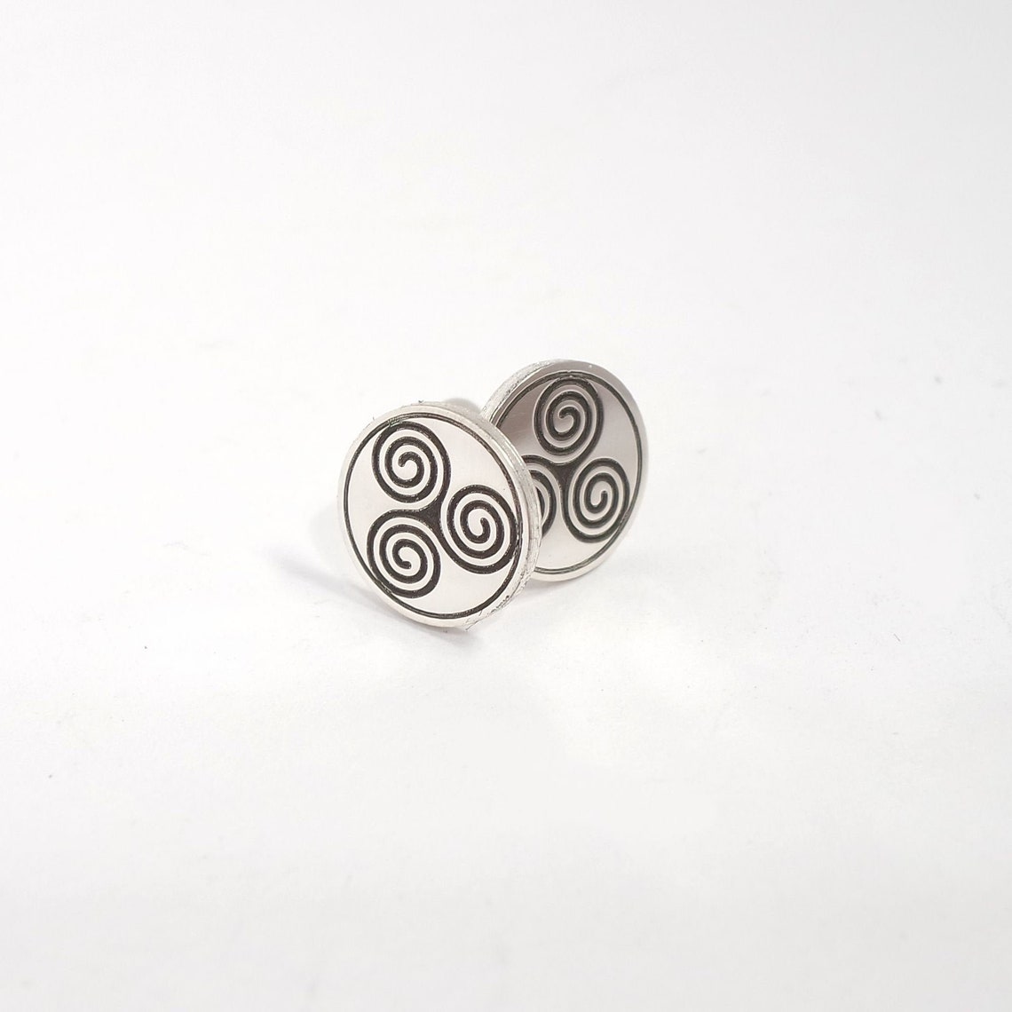Beatufiul celtic stud earring